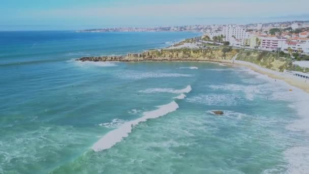 在葡萄牙卡斯卡伊斯 大西洋海岸和冲浪者在海浪中的鸟瞰图 克利夫斯海岸和海洋 — 图库视频影像