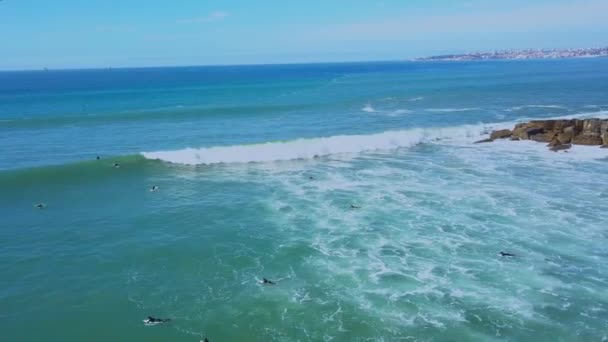 Veduta Aerea Della Costa Atlantica Surfisti Acqua Sulle Onde Cascais — Video Stock