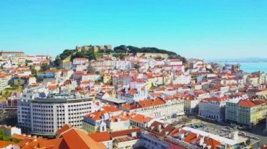 Güzel bir yaz gününde Lizbon panoramik havadan görünümü. Eski şehir Kırmızı çatılar Üst yer. Şehir silüeti, seyahat, macera ve destinasyon konsepti