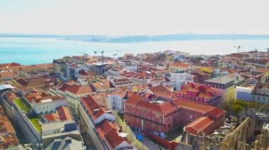 Güzel bir yaz gününde Lizbon panoramik havadan görünümü. Eski şehir Kırmızı çatılar Üst yer. Şehir silüeti, seyahat, macera ve destinasyon konsepti