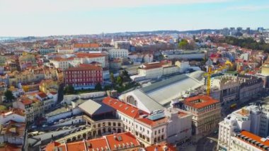 Güzel bir yaz gününde Lizbon panoramik havadan görünümü. Eski şehir Kırmızı çatılar Üst yer. Şehir silüeti, seyahat, macera ve destinasyon konsepti