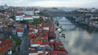 Beutifull havadan insansız hava aracı görünümü. Porto Old Town ve Dom Luis Köprüsü Porto Douro nehri üzerinde, Portekiz