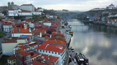 Beutifull havadan insansız hava aracı görünümü. Porto Old Town ve Dom Luis Köprüsü Porto Douro nehri üzerinde, Portekiz