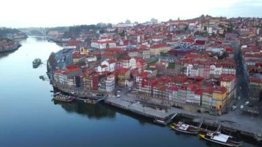 Porto, Portekiz eski Porto merkezi ve Douro nehri kırmızı çatılar için Beutifull havadan drone görünümü.