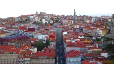 Eski Porto merkezinin kırmızı çatıları, evleri ve sokaklarına havadan insansız hava aracı görünümü, Portekiz.