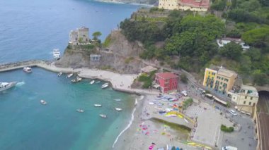 La Spezia, İtalya 'daki Cinque Terre' nin Monterosso al Mare köyünün panorama manzarası. Manzara yarımadada, plajda, denizde, teknelerde açılır. 4K video