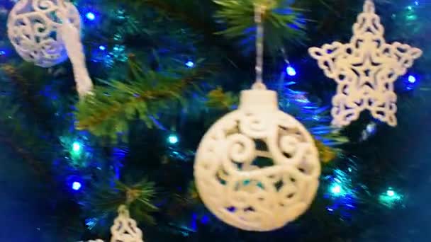 圣诞树装饰 杉木平底锅上的米黄色塑料圣诞星 圣诞树上装饰着一颗星星 球和其他装饰物 眨眼加兰 圣诞彩灯闪烁 — 图库视频影像