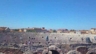 Arena Di Verona 'nın havadan görünüşü, İtalya. Video, duvarın arkasından yükselen bir drondan yapılmış. Arena manzarası ve şehir açılıyor..