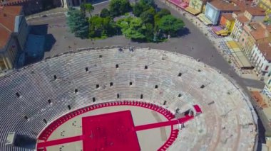 Arena Di Verona 'nın havadan görünüşü, İtalya. İnsansız hava aracı arenadan uzaklaşıyor. Arena manzarası ve şehir açılıyor..