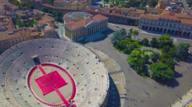 İtalya, Arena di Verona 'nın hava panoramik manzarası. İnsansız hava aracı Arena ve evler üzerinde daireler çiziyor. Arena manzarası ve şehir açılıyor. 4k görüntüleme.