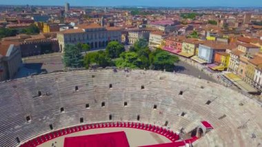 Arena Di Verona 'nın havadan görünüşü, İtalya. Video Arena 'nın yukarısında çekildi ve Verona' nın evleri uzaktan görülebiliyor.. 