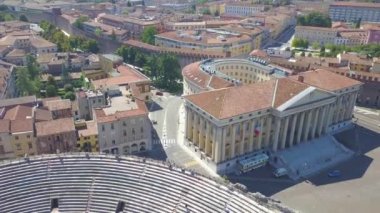 İtalya, Arena di Verona 'nın hava panoramik manzarası. İnsansız hava aracı Verona Belediye Binası 'ndan hareket ediyor ve Arena üzerinde uçuyor. Arena manzarası ve şehir açılıyor. 4k görüntüleme.