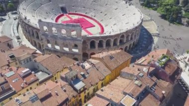 İtalya, Arena di Verona 'nın hava panoramik manzarası. İnsansız hava aracı çatısı kepçeli evlerden Arena 'ya uçuyor. Arena manzarası ve şehir açılıyor. 4k görüntüleme.