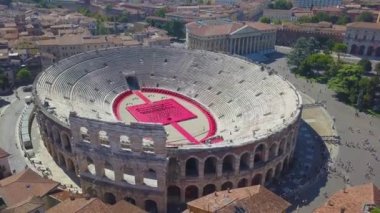 İtalya, Arena di Verona 'nın hava panoramik manzarası. İnsansız hava aracı çatısı kepçeli evlerden Arena 'ya uçuyor. Arena manzarası ve şehir açılıyor. 4k görüntüleme.