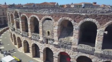 Arena Di Verona 'nın havadan görünüşü, İtalya. Video, duvarın arkasından yükselen bir drondan yapılmış. Duvar ve kemer manzarası. 