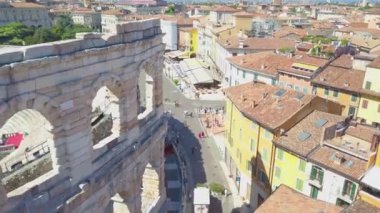 İtalya, Arena di Verona 'nın hava panoramik manzarası. Drone kemerlerle arenanın duvarına yakın uçuyor. Arena manzarası ve şehir açılıyor. 4k görüntüleme.