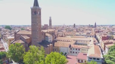 İtalya, Verona 'nın panoramik hava aracı görüntüsü. İnsansız hava aracı ağaçlardan yükseliyor ve kulelerin ve eski şehrin videosunu çekiyor. 4K içinde video