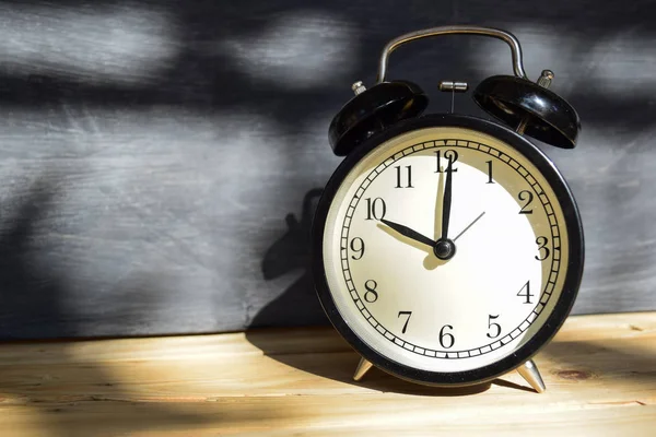 Powrotem Koncepcji Szkoły Alarm Clock Drewniane Tablica Tle — Zdjęcie stockowe