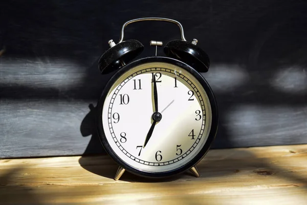 Powrotem Koncepcji Szkoły Alarm Clock Drewniane Tablica Tle — Zdjęcie stockowe