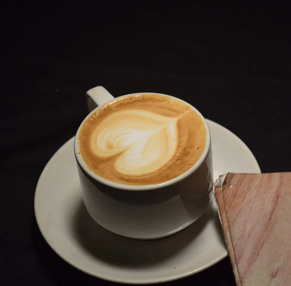 Love Coffee Eine Tasse Latte Art Mit Herzmuster Einem Weißen — Stockfoto