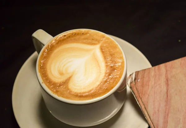 Amore Caffè Una Tazza Arte Del Latte Con Motivo Cuore — Foto Stock