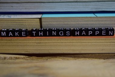 Şeyler başına ahşap bloklar üzerinde olun. Motivasyon ve ilham kavramı. Çapraz görüntü işleme