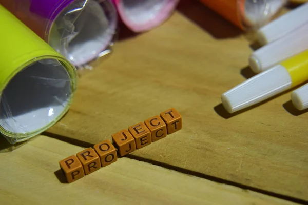 Projekt Auf Holzwürfeln Mit Buntem Papier Und Stift Konzeptinspiration Auf — Stockfoto