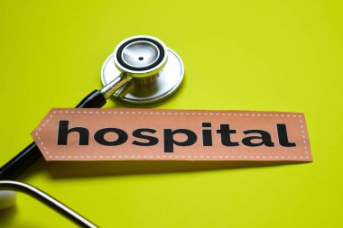 Hastane stetoskop kavramı ilham sarı zemin üzerine ile