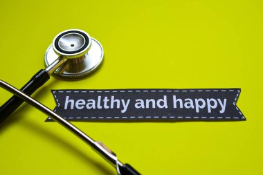 Sağlıklı ve mutlu sarı zemin üzerine stetoskop kavramı ilham ile