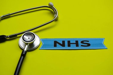 NHS stetoskop kavramı ilham sarı zemin üzerine ile