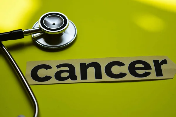 Câncer Com Conceito Estetoscópio Inspiração Fundo Amarelo — Fotografia de Stock