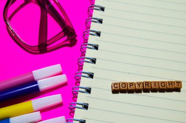 Strateji. Motivasyonel Mesaj ahşap bloklar üzerinde yazılı. Çapraz görüntü işleme