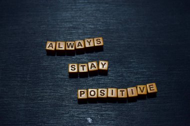 Her zaman olumlu bir mesaj ahşap bloklar üzerinde yazılı kal. Motivasyon kavramları. Çapraz görüntü işleme