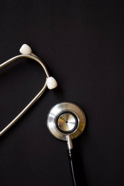 Tıbbi kavramsal görüntü stetoskop, siyah arka plan üzerinde görüş.