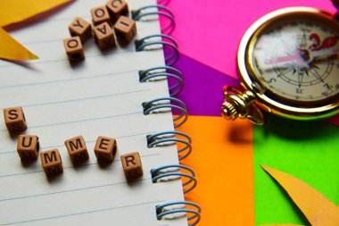 Yaz Mesaj ahşap bloklar üzerinde yazılı. Tatil ve seyahat kavramları. Çapraz görüntü işleme