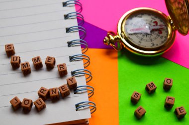 Yaz yolculuk Mesaj ahşap bloklar üzerinde yazılı. Tatil ve seyahat kavramları. Çapraz görüntü işleme