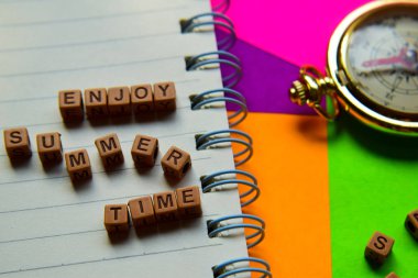 Yaz saati Mesaj ahşap bloklar üzerinde yazılı tadını çıkarın. Tatil ve seyahat kavramları. Çapraz görüntü işleme