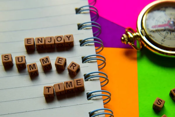 Yaz saati Mesaj ahşap bloklar üzerinde yazılı tadını çıkarın. Tatil ve seyahat kavramları. Çapraz görüntü işleme