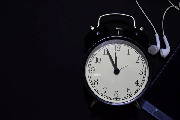 Relógio Alarme Vintage Preto Fundo Preto — Fotografia de Stock