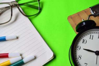 motivasyon ve eğitim kavramları ile yeşil arka plan açık kitap