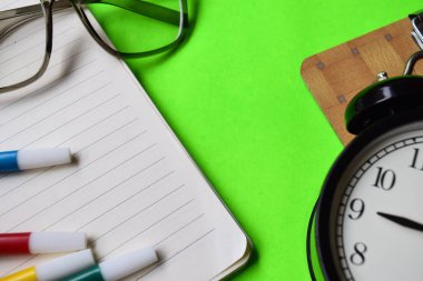 motivasyon ve eğitim kavramları ile yeşil arka plan açık kitap