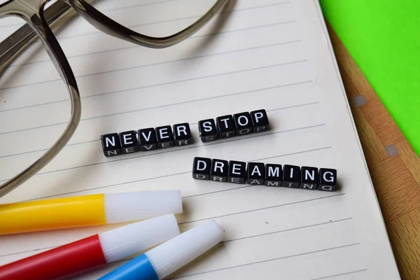 Soha Hagyd Abba Álmodozást Üzenetet Írt Fadarabot Oktatás Motiváció Fogalmak — Stock Fotó