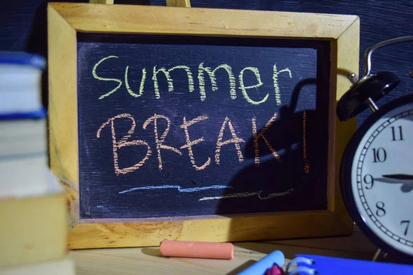 フレーズのカラフルな黒板に手書きで夏の休憩 ビジネス コンセプトです 目覚まし時計 チョーク 黒の背景の本 — ストック写真
