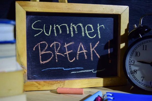 フレーズのカラフルな黒板に手書きで夏の休憩 ビジネス コンセプトです 目覚まし時計 チョーク 黒の背景の本 — ストック写真