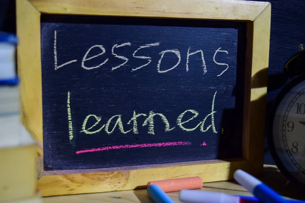 Les Geleerd Woorden Kleurrijke Handgeschreven Blackboard Onderwijs Bedrijfsleven Concept Alarmklok — Stockfoto