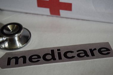 Bekasi, West Java, Endonezya. 11 Kasım 2018: Medicare mesaj stetoskop, sağlık kavramı ile. Çapraz seçici odak ile görüntü işleme