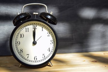 12 am/pm okul kavramı için geri. Çalar saat ahşap arka plan tahtaya ile