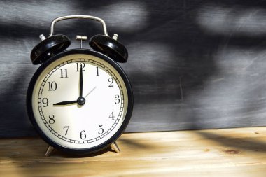 9 am/pm okul kavramı için geri. Çalar saat ahşap arka plan tahtaya ile