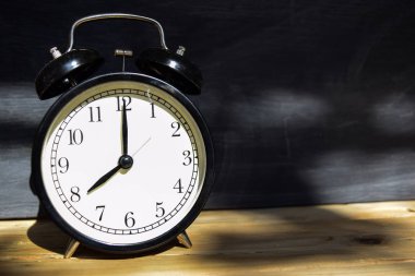 8 am/pm okul kavramı için geri. Çalar saat ahşap arka plan tahtaya ile