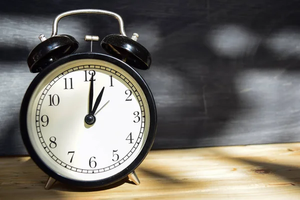 Powrót Koncepcji Szkoły Alarm Clock Drewniane Tablica Tle — Zdjęcie stockowe